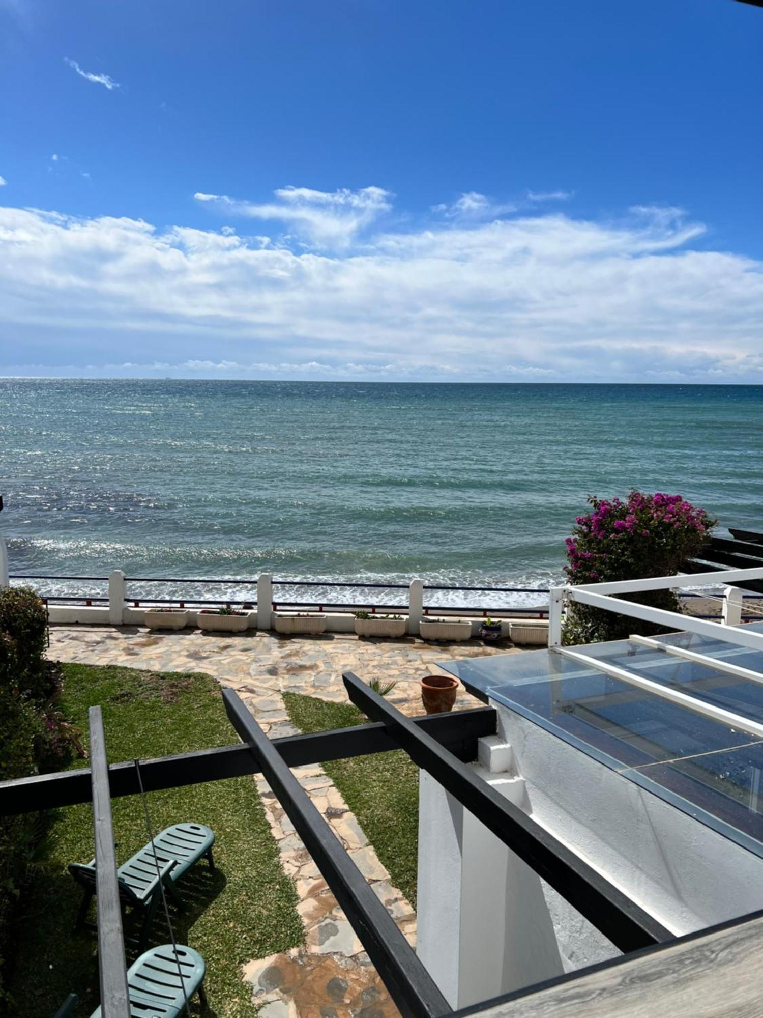 Newly Renovated 2 Bedroom Beachfront House Sitio de Calahonda Eksteriør bilde