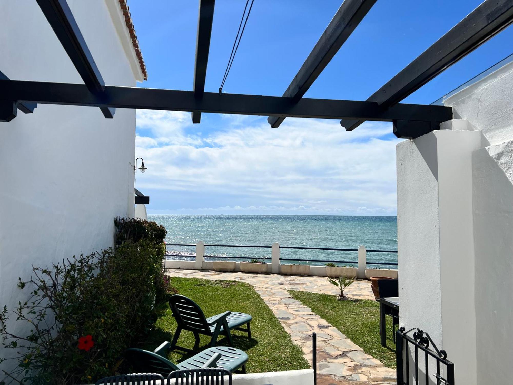 Newly Renovated 2 Bedroom Beachfront House Sitio de Calahonda Eksteriør bilde