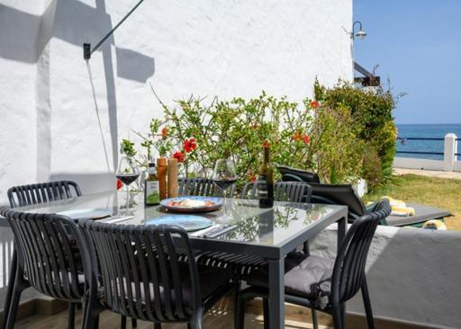 Newly Renovated 2 Bedroom Beachfront House Sitio de Calahonda Eksteriør bilde