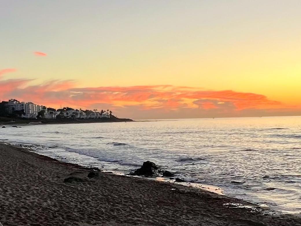 Newly Renovated 2 Bedroom Beachfront House Sitio de Calahonda Eksteriør bilde