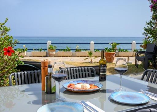 Newly Renovated 2 Bedroom Beachfront House Sitio de Calahonda Eksteriør bilde